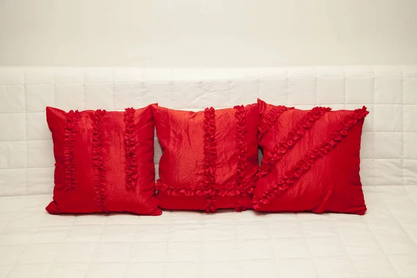 床上装饰小枕头 — 图库照片