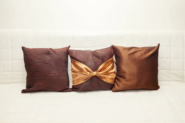 Dekorativní polštářek na posteli — Stock fotografie