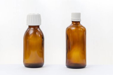 beyaz izole iki cam botlle