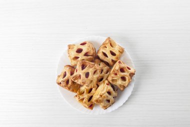 puf böreği plaka üzerinde