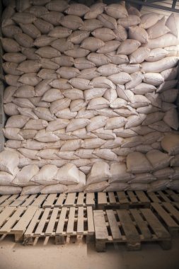 küme içinde yığılmış birçok çanta