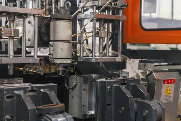 Pracovní opraví stroj na vstřikování plastů — Stock fotografie