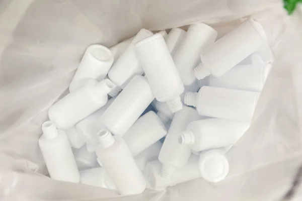 Пластиковые бутылки для косметики в пластиковом пакете — стоковое фото
