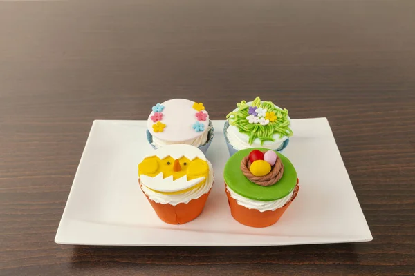 Cupcake pasquali su piatto bianco — Foto Stock