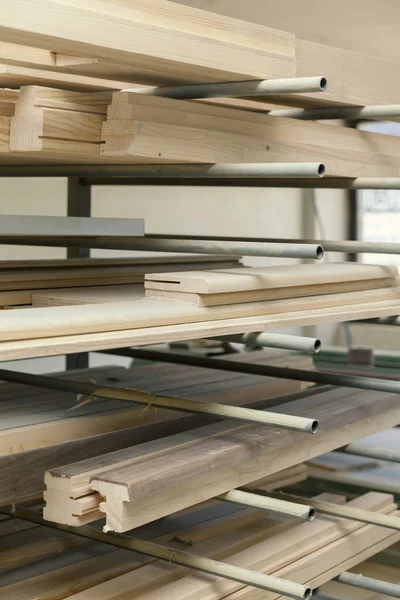 Dřevěné trámy na stojanu — Stock fotografie