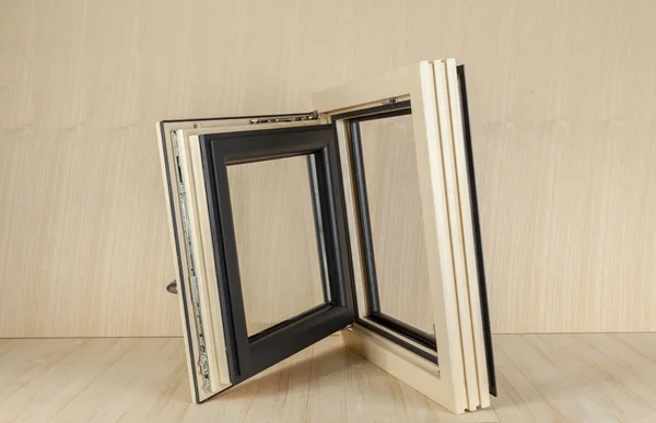 Ξύλινο παράθυρο σε φόντο ξύλινη — Φωτογραφία Αρχείου