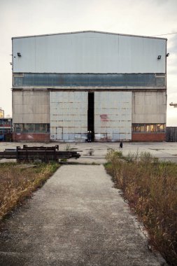  Terk edilmiş bir fabrikanın sanayi kapısı