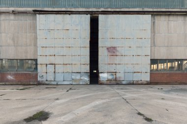  Terk edilmiş bir fabrikanın sanayi kapısı