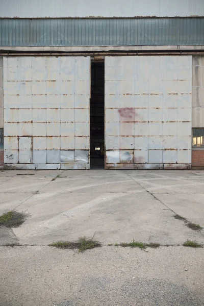 Промышленная дверь заброшенной фабрики — стоковое фото