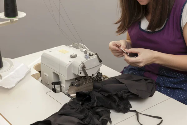 Costurera trabaja en la máquina de coser — Foto de Stock