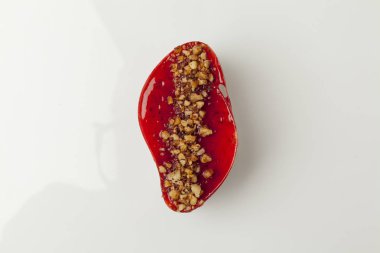 Beyaz zemin üzerinde kırmızı pasta, üst görünüm