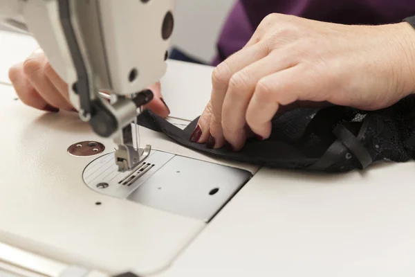 Trabalhos de costureira na máquina de costura — Fotografia de Stock