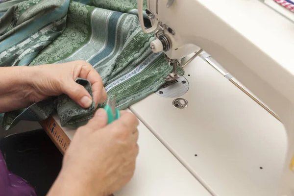 Trabalhos de costureira na máquina de costura — Fotografia de Stock