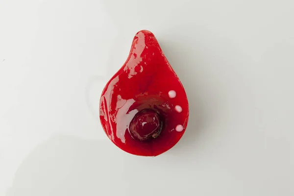 Beyaz zemin üzerinde kırmızı pasta, üst görünüm — Stok fotoğraf