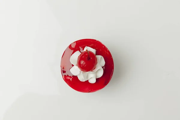 Красный торт на белом фоне, вид сверху — стоковое фото