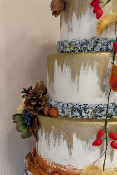 Gâteau d'automne avec décorations en massepain — Photo