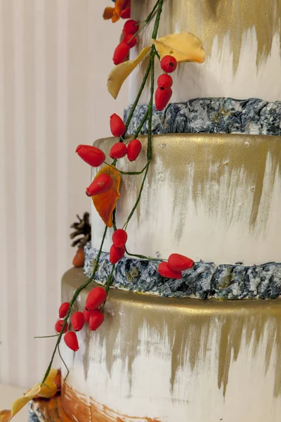 Gâteau d'automne avec décorations en massepain — Photo