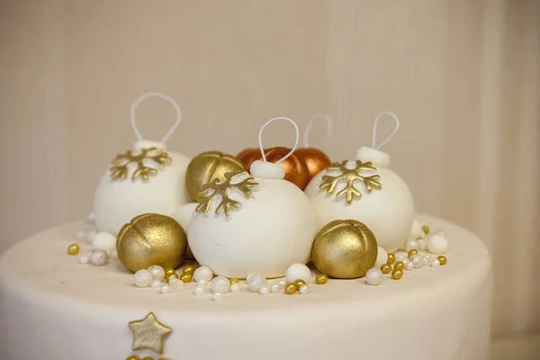 Gâteau avec décorations en massepain — Photo