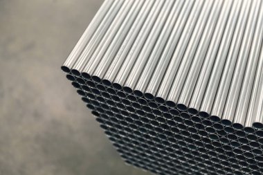 Yığının üzerindeki çelik borular.