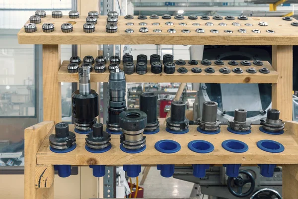Herramientas de trabajo de metal para CNC en el estante —  Fotos de Stock