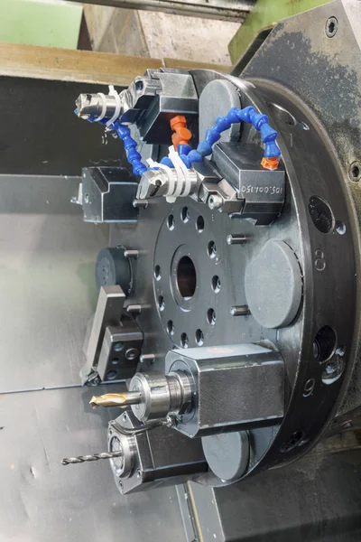 Metallbearbeitungsdrehmaschine mit mehreren Werkzeugen — Stockfoto