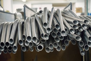 Yığının üzerindeki çelik borular.