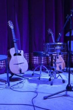 akustik gitar, davul ve mikrofon 