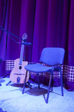 akustik gitar ve mikrofon 