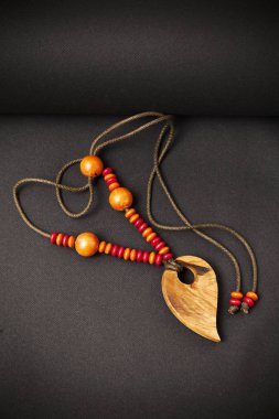 siyah bir arka plan olarak el yapımı kolye