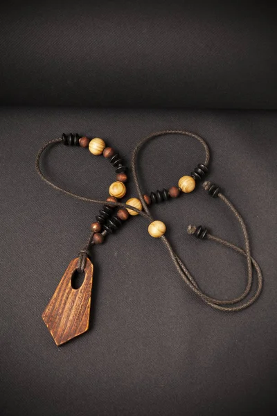 Handgemachte Halsketten auf schwarzem Hintergrund — Stockfoto