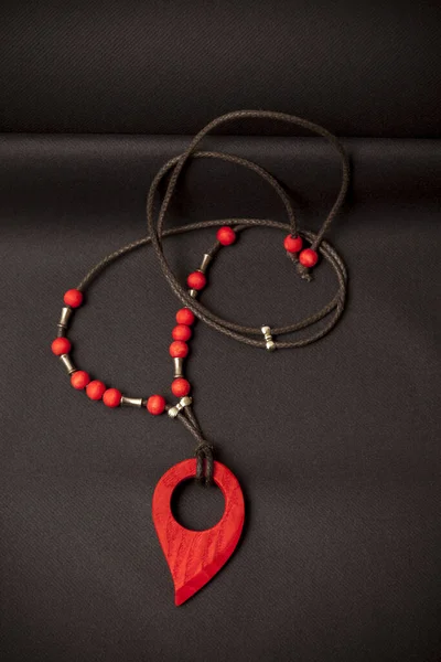 Ručně vyráběné náhrdelníky na černém pozadí — Stock fotografie