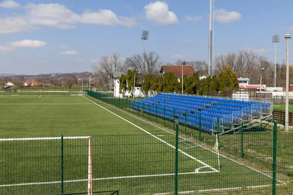 Venkovní Fotbalový Stadion Zelenou Trávou Malými Modrými Stánky — Stock fotografie