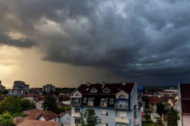 Fırtına küçük kasabaya doğru geliyor.