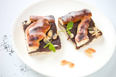 Mohnkuchen mit Hefeteig