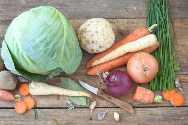 Ahşap üzerinde çiğ sebze.