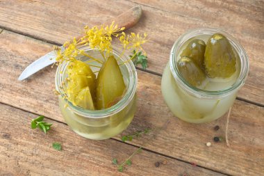 Bir bardak turşu salatalık.