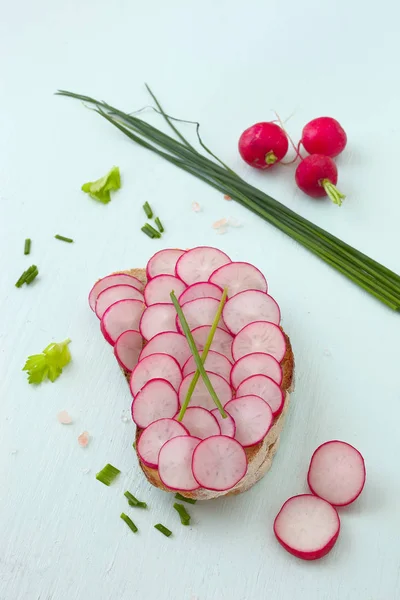 Pan con rábano fresco — Foto de Stock