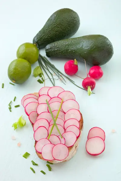 Rebanadas de rábano en un sándwich . — Foto de Stock