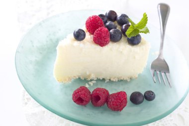 Kırmızı dut peynir pasta. 