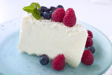 Kırmızı dut peynir pasta. 