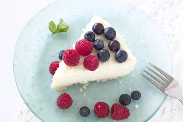 Gâteau au fromage aux baies rouges . — Photo