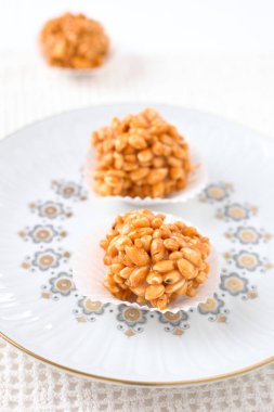 Karamel pirinç topları kabarık.