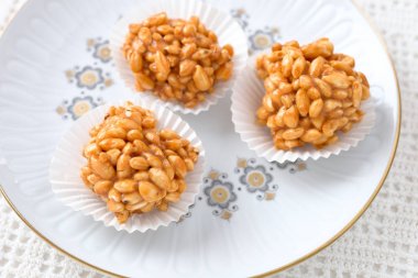 Karamel pirinç topları kabarık.