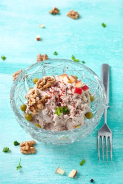 Kümes hayvanları pate ceviz ve elma ile