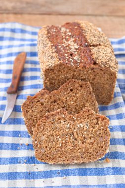 Chia tohum ekmek damalı bir masa örtüsü.
