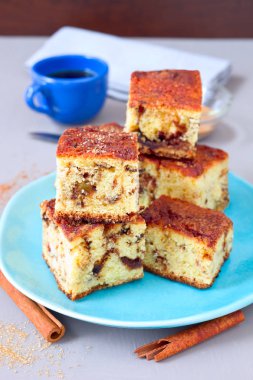 Mavi tabakta Tarçın Kahverengi Şeker Kahveli Kek