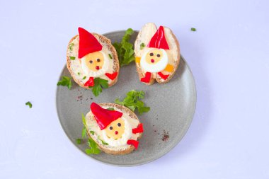 Yumurtalı ve kırmızı biberli komik Noel sandviçleri.