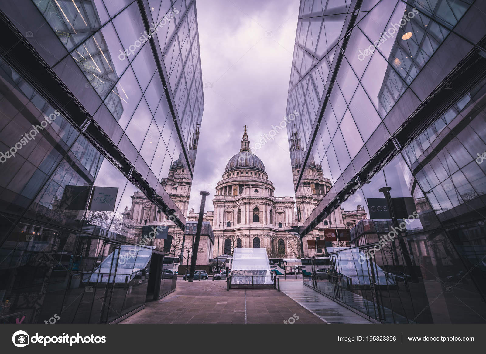 London March 2016 Low Angle View Narrow Street Paul Cathedral