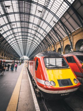 Londra, İngiltere - Mart, 2016: Kings Cross tren istasyonu Merkezi London.Virgin trenler bu tren istasyonuna ana işleci olur.