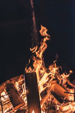 Hatmi ile ile gece şenlik ateşi kamp ve woodpile yanan